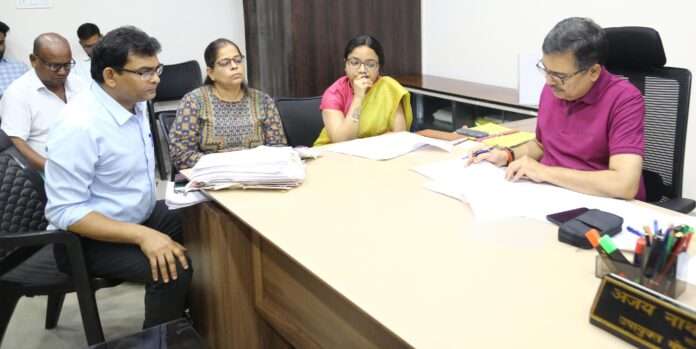 बोकारो जिला प्रशासन और बीएसएल प्रबंधन संयुक्त रूप से विस्थापित परिवारों को रोजगार और बुनियादी सुविधाएं उपलब्ध कराने के लिए अभियान चलाएंगे। उपायुक्त अजय नाथ झा की अध्यक्षता में हुई अहम बैठक।