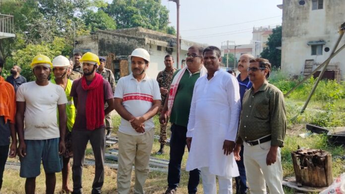 धनबाद सांसद श्री धुल्लू महतो ने कुसुम विहार स्थित रेडियो स्टेशन का निरीक्षण किया। 100 मीटर ऊँचा टावर बन रहा है जिससे 70 किलोमीटर तक FM सिग्नल मिलेगा।