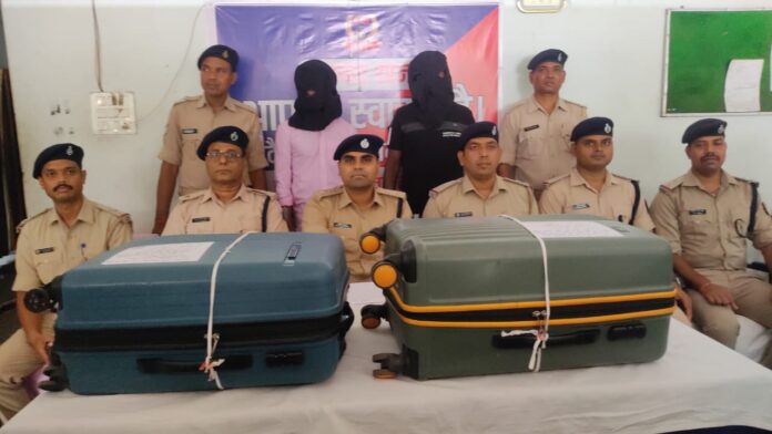 धनबाद रेलवे स्टेशन पर GRP और RPF की संयुक्त कार्रवाई में दो तस्कर 28 किलो गांजा के साथ गिरफ्तार, बाजार मूल्य ₹4.20 लाख।