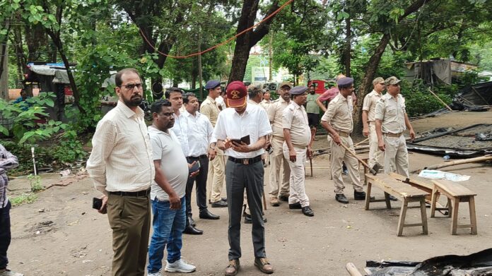 बोकारो स्टील प्रबंधन ने अतिक्रमण हटाने का अभियान शुरू किया। नया मोड़ से माराफारी तक सड़क किनारे की जमीन से अतिक्रमण हटाकर कंपनी के बोर्ड लगाए गए।