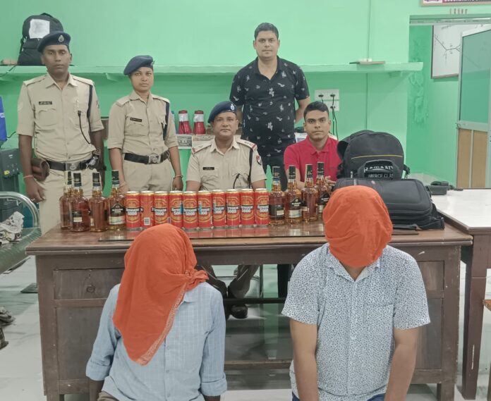 ऑपरेशन सतर्क के तहत आरपीएफ मुरी ने मुरी रेलवे स्टेशन पर छापेमारी कर दो संदिग्धों से ₹9,100 मूल्य की अवैध शराब जब्त की। मामले में दोनों आरोपियों को आबकारी विभाग को सौंपा गया।