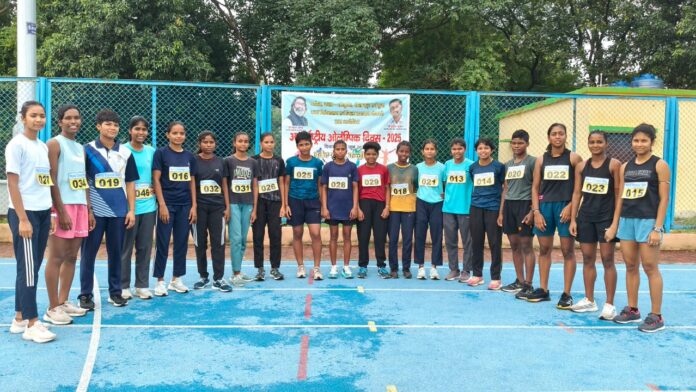 बोकारो जिले के चंदनकियारी स्टेडियम में ओलंपिक दिवस 2024 के अवसर पर साइकिलिंग और क्रॉस कंट्री प्रतियोगिता का आयोजन किया गया, जिसमें 60 प्रतिभागियों ने उत्साहपूर्वक हिस्सा लिया।