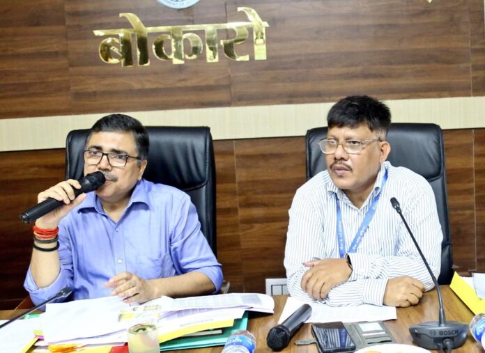 बोकारो उपायुक्त अजय नाथ झा ने DLCC और DLRC बैठक में बैंकों को शिक्षा ऋण, कृषि और महिला सशक्तिकरण योजनाओं को प्राथमिकता देने का निर्देश दिया। क्रेडिट रेशियो सुधारने की भी चेतावनी दी।