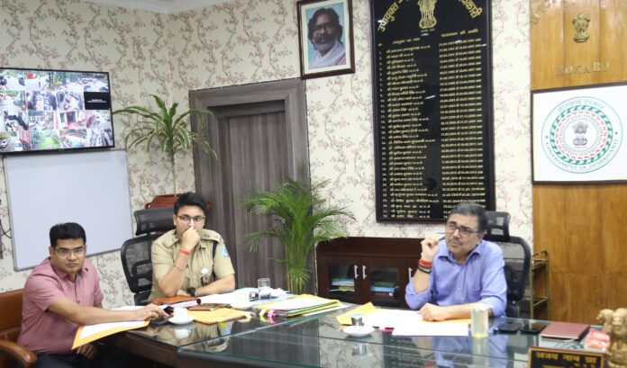 गिरिडीह में उपायुक्त अजय नाथ झा और एसपी हरविंदर सिंह की अध्यक्षता में आत्मसमर्पित उग्रवादियों की पुनर्वास समिति की बैठक आयोजित हुई। बैठक में पुनर्वास सुविधाओं और पैकेज की समीक्षा की गई।