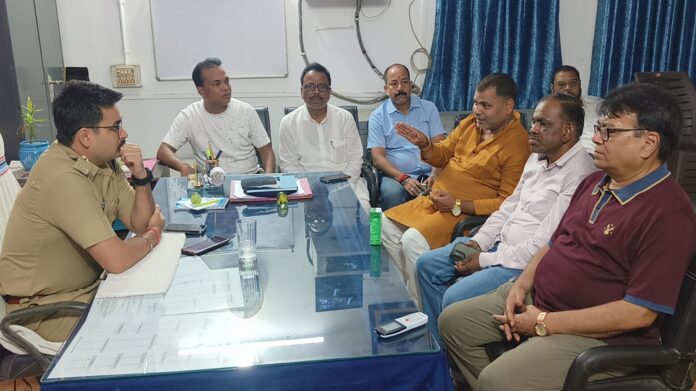 चास के आस्था ज्वेलर्स में करोड़ों की लूट के बाद व्यापारियों में उबाल। एसपी हरविंदर सिंह खुद मामले की निगरानी कर रहे हैं, जल्द अपराधी गिरफ्त में होंगे।