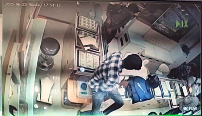 बोकारो में हुई ज्वेलरी लूट का बिहार STF ने 24 घंटे में किया खुलासा। छह आरोपी गिरफ्तार, लूटे गए गहने, नकदी और वाहन बरामद। जानें पूरी कार्रवाई।