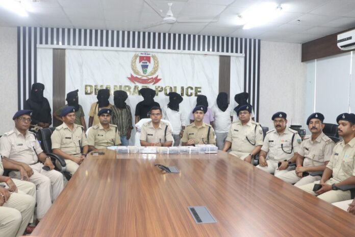 धनबाद पुलिस ने बड़ी वारदात को अंजाम देने की साजिश को नाकाम करते हुए 9 अपराधियों को गिरफ्तार किया है। उनके पास से अवैध हथियार, कारतूस, बाइक और मोबाइल बरामद किए गए हैं।