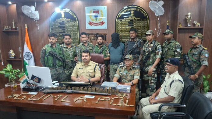 गुमला पुलिस ने झारखंड में सक्रिय प्रतिबंधित उग्रवादी संगठन JJMP के 5 लाख के इनामी सदस्य फिरोज अंसारी को 303 राइफल व भारी मात्रा में कारतूस के साथ गिरफ्तार किया।