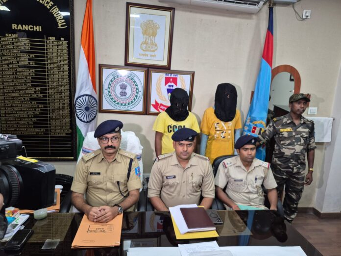 रांची जिले में पुलिस ने एक बड़ी कार्रवाई करते हुए अवैध हथियारों की तस्करी कर रहे दो युवकों को पकड़ा। स्कूटी से देशी पिस्तौल, मोबाइल और अन्य सामान जब्त।