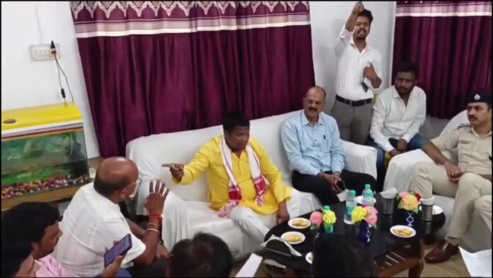 बाघमारा में सांसद ढुलू महतो ने त्रिपक्षीय वार्ता के दौरान हिलटॉप आउटसोर्सिंग कंपनी पर जताई नाराजगी। एसडीपीओ के सामने बिगड़ा माहौल, कंपनी ने छोड़ी बैठक।