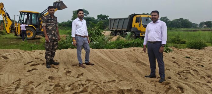 बोकारो जिले के चास मुफ्फसिल थाना क्षेत्र में बंद खदान के पास अवैध बालू भंडारण के विरुद्ध छापेमारी, 16,000 घनफीट बालू जब्त, प्राथमिकी दर्ज।