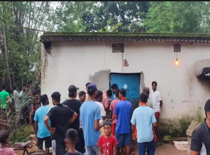 रांची के सिल्ली प्रखंड के कोचो गांव में एक घर के भीतर रॉयल बंगाल टाइगर घुस गया। प्रशासन ने सुरक्षा के मद्देनज़र इलाके में निषेधाज्ञा लागू की है।