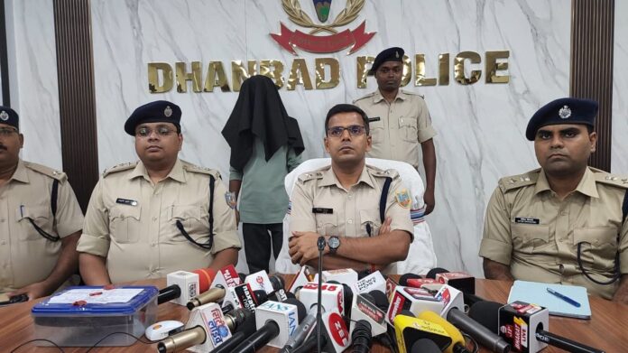 धनबाद पुलिस ने गुप्त सूचना के आधार पर सुदामडीह थाना क्षेत्र से एक अपराधकर्मी को हथियार के साथ गिरफ्तार किया। आरोपी फरवरी माह में हुई लूट की घटना में भी संलिप्त पाया गया।