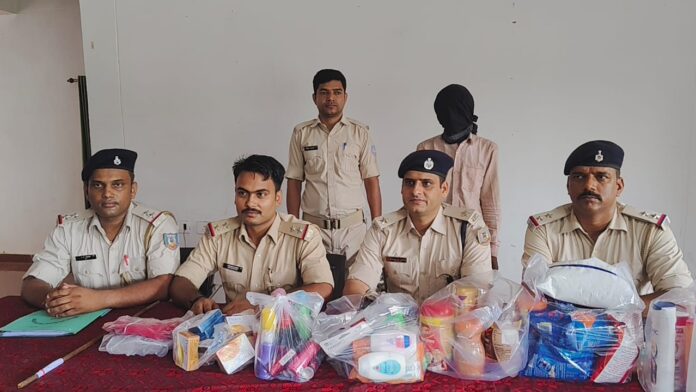 बोकारो के बालीडीह थाना क्षेत्र में राशन दुकान में सेंधमारी का मामला सामने आया है। पुलिस ने 24 घंटे में एक आरोपी को गिरफ्तार कर चोरी का सामान बरामद कर लिया है।