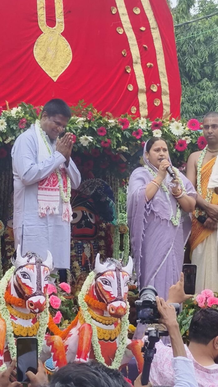 धनबाद सांसद धुल्लू महतो एवं धर्मपत्नी सावित्री देवी ने इस्कॉन धनबाद द्वारा आयोजित भगवान जगन्नाथ की रथ यात्रा में शामिल होकर रस्सी खींचकर आशीर्वाद प्राप्त किया। जानिए उन्होंने क्या कहा।