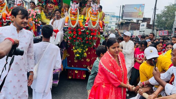 धनबाद इस्कॉन मंदिर स्टील गेट से निकली श्री जगन्नाथ रथयात्रा में श्रद्धालुओं ने उत्साहपूर्वक भाग लिया। भगवान श्री जगन्नाथ, बलभद्र और सुभद्रा जी की पूजा के बाद नगर भ्रमण किया गया।