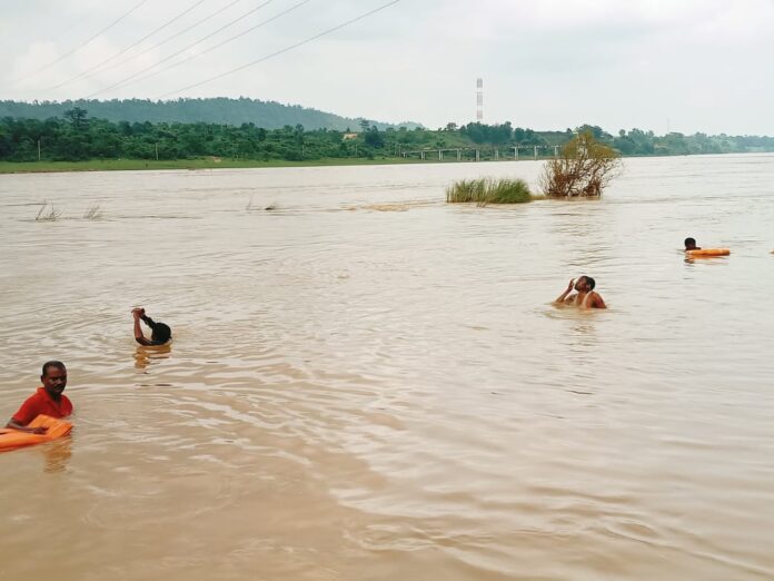 बोकारो के बालीडीह क्षेत्र में दामोदर नदी में तेज धार के कारण शिकारिडीह निवासी 57 वर्षीय कमलेश मांझी लापता। जिला प्रशासन ने राहत और खोजबीन कार्य शुरू किया।