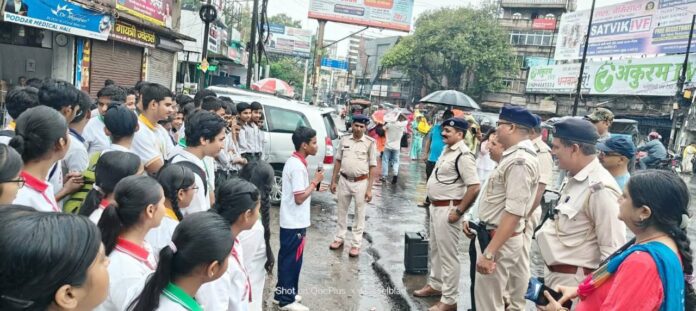 बैंक मोड़ थाना परिसर में पुलिस की पाठशाला अभियान के तहत स्कूली बच्चों को सड़क सुरक्षा और यातायात नियमों की जानकारी दी गई। सेफ्टी टिप्स से बच्चों में बढ़ी जागरूकता।