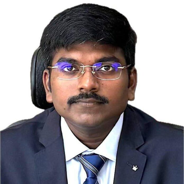 जामताड़ा जिले के उपायुक्त रवि आनंद अपनी संवेदनशीलता और समस्याओं के प्रति त्वरित समाधान की कार्यशैली के कारण लोगों के दिलों में खास जगह बना चुके हैं। जानिए क्यों हर गाँव में हो रही है उनकी चर्चा।