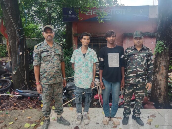 राँची पुलिस ने मोटरसाइकिल चोरी के मामले में दो युवकों को गिरफ्तार कर चार चोरी के वाहन बरामद किए हैं। यह कार्रवाई कोकर क्षेत्र में छापेमारी के दौरान हुई।