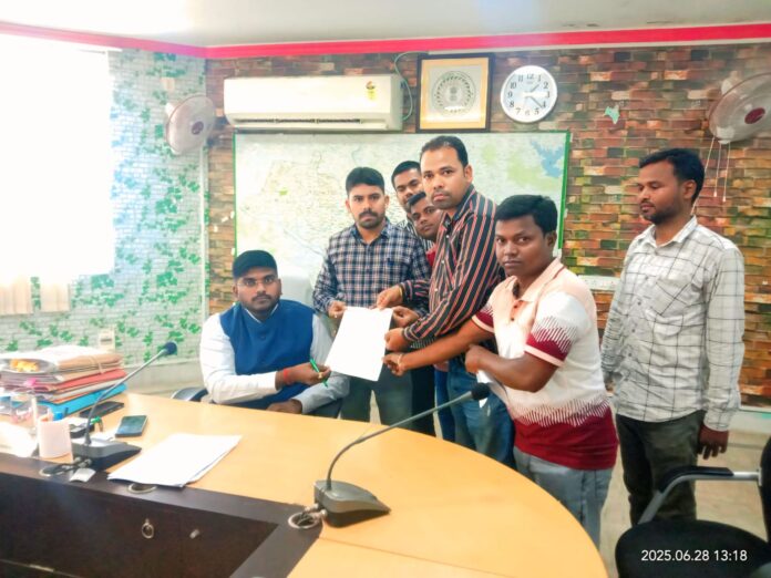 जामताड़ा में चतुर्थ वर्गीय कर्मचारियों ने चार सूत्रीय मांगों को लेकर धरना प्रदर्शन किया। कर्मचारियों ने सरकार से जल्द मांगें मानने की अपील की है।