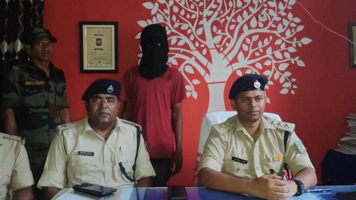 धनबाद के धनसार थाना क्षेत्र में 17 वर्षीय साहिल कुमार की चाकू मारकर हत्या मामले में आरोपी अभिषेक कुमार रजक को गिरफ्तार किया गया।