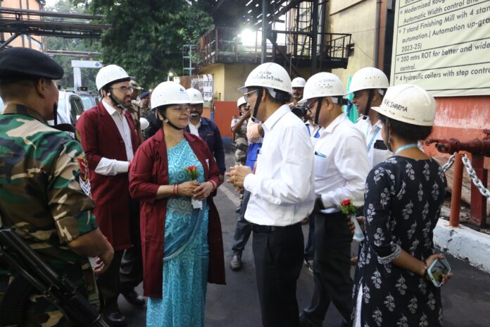 मुख्य सचिव अलका तिवारी और पूर्व मुख्य सचिव डी के तिवारी ने बोकारो स्टील प्लांट का निरीक्षण किया। इस दौरान उन्होंने बीएसएल और जिला प्रशासन को बेहतर समन्वय स्थापित करने के निर्देश दिए।