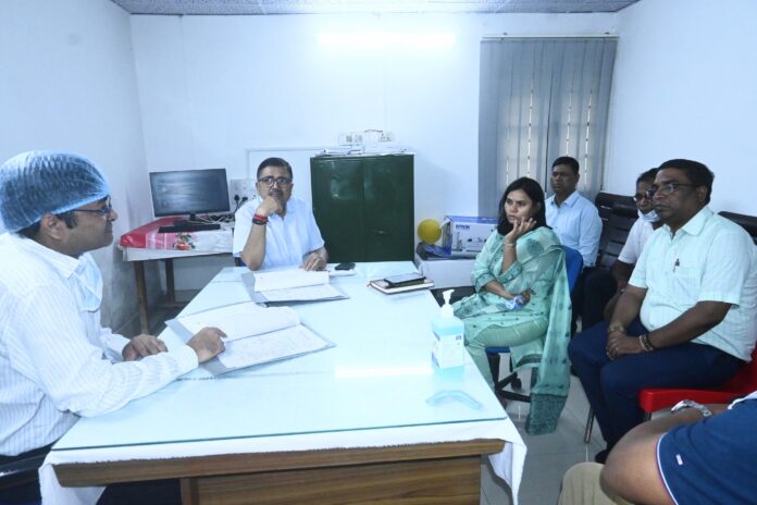 उपायुक्त अजय नाथ झा पहुंचे बीजीएच, श्रमिकों से की मुलाकात, फैक्ट्री पर लापरवाही के आरोप