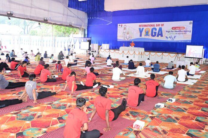 बोकारो क्लब में अंतर्राष्ट्रीय योग दिवस पर योगाभ्यास करते बीएसएल अधिकारी और कर्मचारी