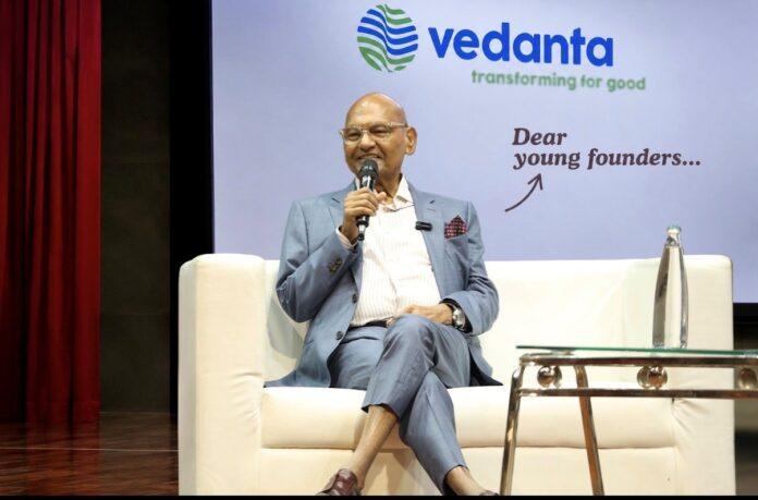 युवा उद्यमियों को संबोधित करते हुए वेदांता समूह के चेयरमैन अनिल अग्रवाल