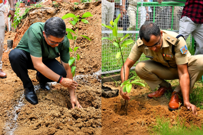 विश्व पर्यावरण दिवस पर बोकारो में पौधरोपण करते डीसी अजय नाथ झा और एसपी नाथू सिंह मीना