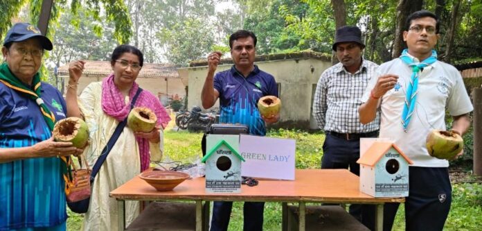 बोकारो में रेलवे स्काउट्स एंड गाइड्स द्वारा पक्षियों के लिए लगाए गए नारियल के घोंसले