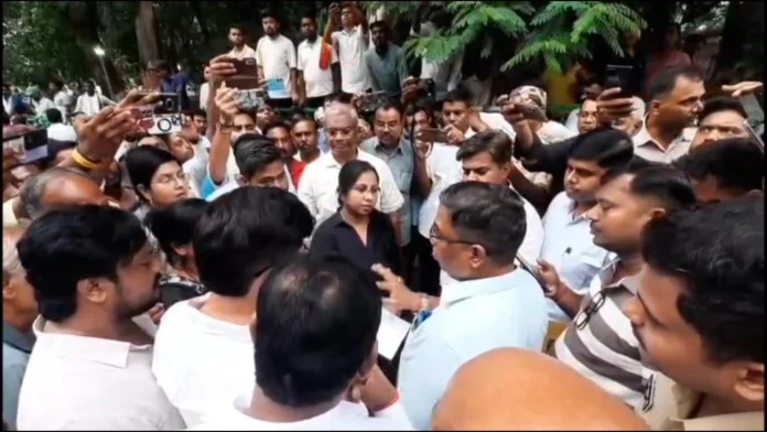 बीपीएससीएल कर्मी शिव शंकर हेंब्रम की मौत के बाद परिजनों और प्रशासन के बीच वार्ता