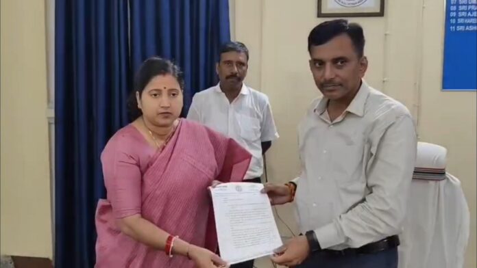 झरिया में बिजली संकट को लेकर विधायक रागिनी सिंह ने जीएम से की मुलाकात