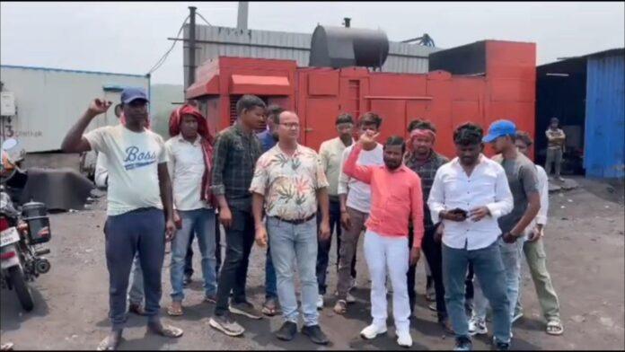 लोदना 9 नंबर साइडिंग में मजदूरों के समर्थन में प्रदर्शन करते यूनियन कार्यकर्ता