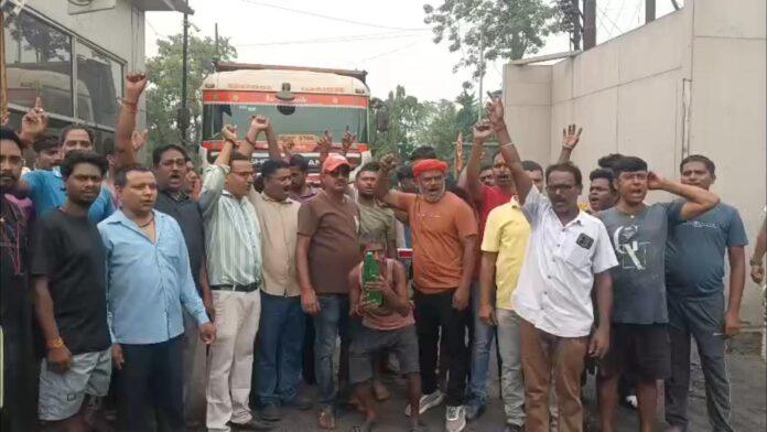 जारंगडीह खुली खदान के मुख्य द्वार पर बिजली संकट को लेकर प्रदर्शन करते लोग