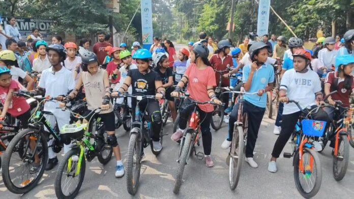 अस्मिता साइक्लिंग सिटी लीग 2026 में भाग लेती छात्राएं