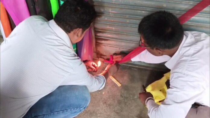 बलियापुर में सील की गई उर्वरक और बीज दुकान का निरीक्षण करते कृषि विभाग के अधिकारी