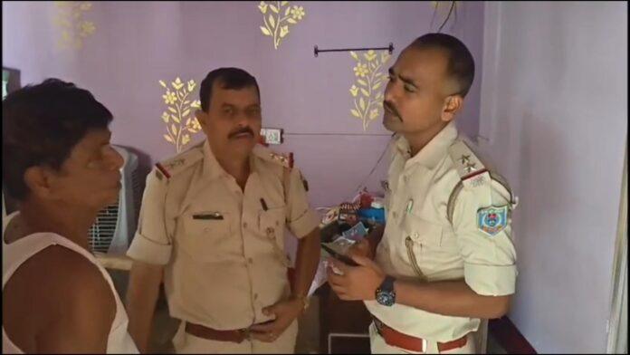 चीरा चास में सूने घर में हुई लाखों की चोरी के बाद बिखरा पड़ा सामान