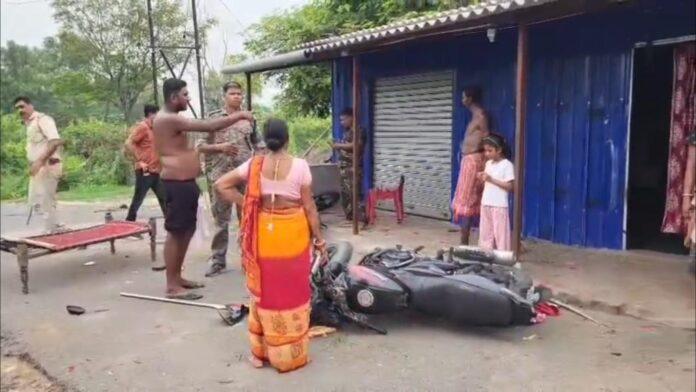 जोगीडीह और बहियारडीह गांव में पानी विवाद के बाद पुलिस जांच करती हुई
