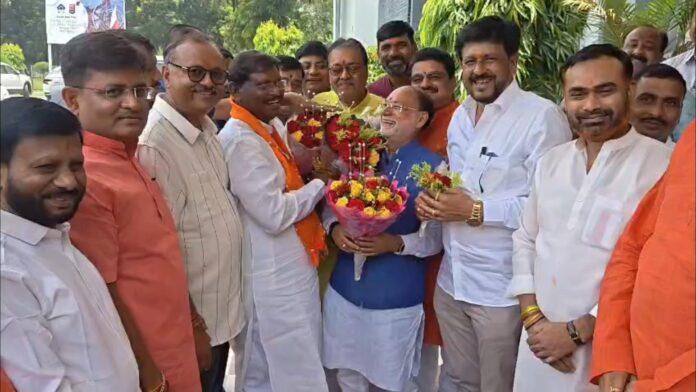 बोकारो में प्रेसवार्ता को संबोधित करते पूर्व केंद्रीय मंत्री अर्जुन मुंडा