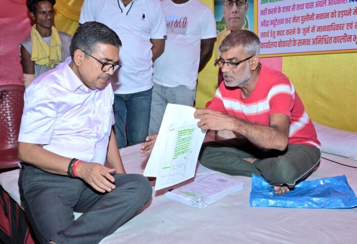 बोकारो डीसी अजय नाथ झा ने रुकवाई गाड़ी, अनशनरत सतीश जायसवाल से की मुलाकात, मानवीय संवाद से टूटा अनशन