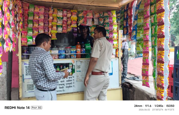 बोकारो में तम्बाकू नियंत्रण अभियान: 12 दुकानों पर कार्रवाई, 3,750 रुपये जुर्माना वसूला गया