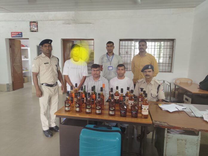 ऑपरेशन सतर्क के तहत आरपीएफ बोकारो की बड़ी कार्रवाई, कोसी सुपर एक्सप्रेस से 34 हजार की विदेशी शराब जब्त