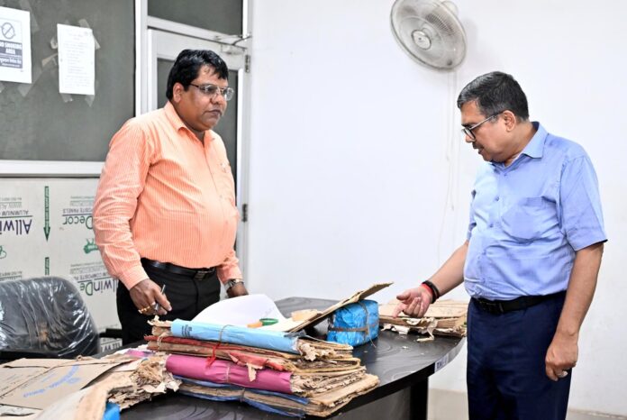 बोकारो डीईओ कार्यालय पहुंचे डीसी, रिकॉर्ड अपडेट करने का दिया अल्टीमेटम