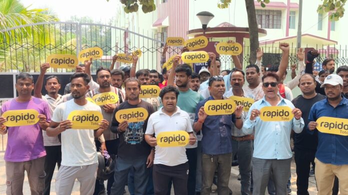 बोकारो: सुरक्षा और सम्मान की मांग को लेकर सड़क पर उतरे रैपिडो राइडर्स