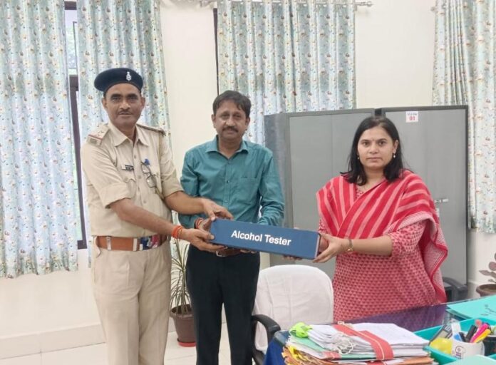 बोकारो में ट्रैफिक पुलिस को अल्कोहल टेस्टर सौंपते वेदांता इलेक्ट्रोस्टील के प्रतिनिधि