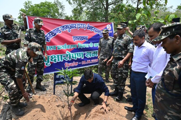 विश्व पर्यावरण दिवस पर टेंडरग्राम परिसर में पौधारोपण करते झारखंड जगुआर के अधिकारी