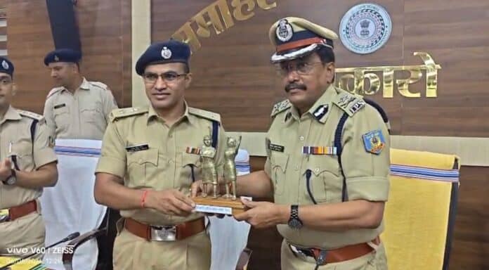 बोकारो मासिक क्राइम मीटिंग में पुलिस अधिकारियों को संबोधित करते आईजी शैलेंद्र कुमार सिन्हा