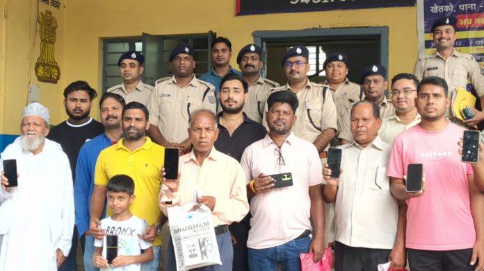 बोकारो पुलिस द्वारा बरामद मोबाइल फोन मालिकों को सौंपते अधिकारी